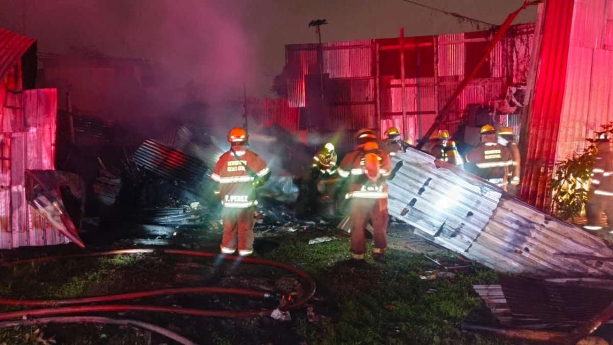 Gran parte de la recicladora quedó consumida por el fuego.