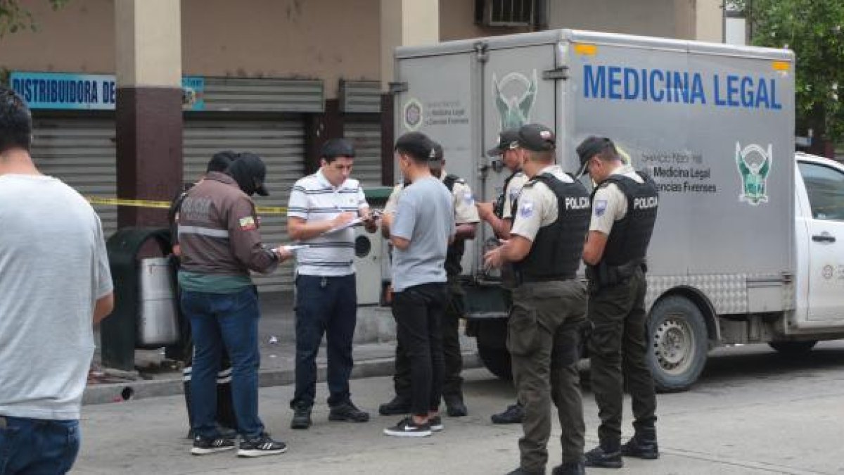 El cuerpo fue subido en el carro de Medicina Legal y llevado a la morgue.