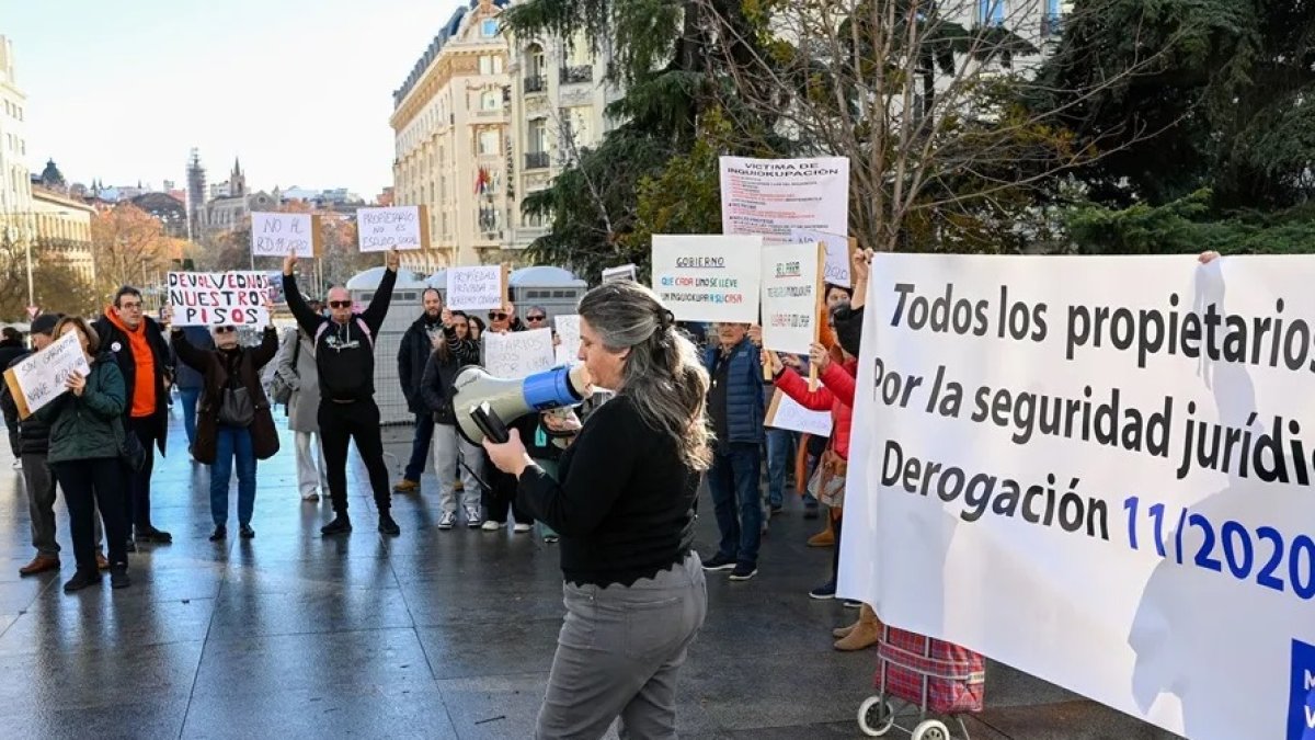 Medio centenar de personas, en su mayoría propietarios de viviendas ocupadas por familias vulnerables, se han manifestado este sábado 11 de enero en Madrid.