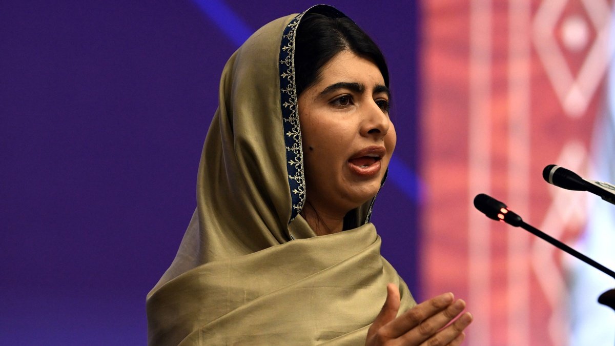 La premio Nobel de la Paz, Malala Yousafzai, habla durante una sesión para discutir la educación femenina en el mundo musulmán en Islamabad, Pakistán, este domingo 12 de enero.