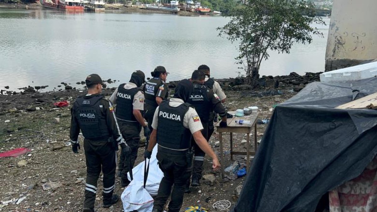 Policías se llevaron el cadáver encontrado en el estero Salado.