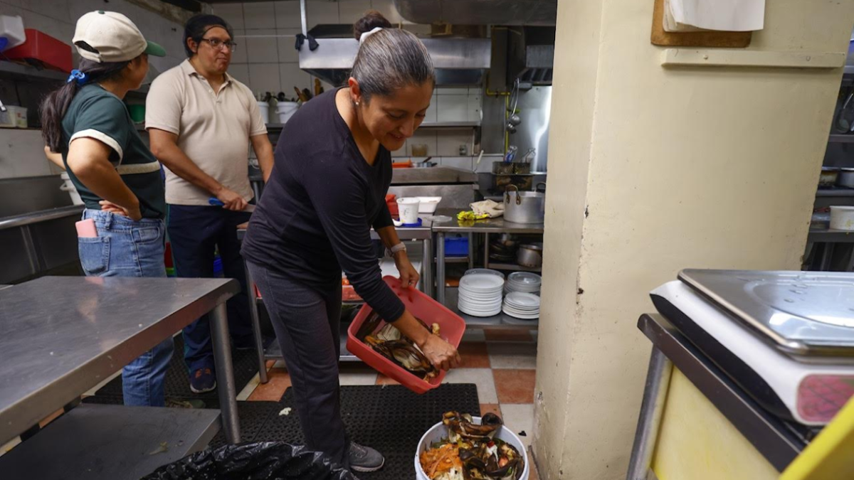 Verónica Páramo, del Restaurante Mamina, en La Gasca, en Quito, recoge los desechos orgánicos para entregárselos a Agrovivas.