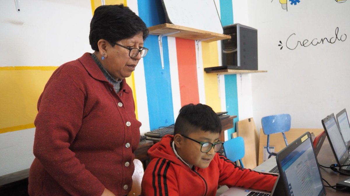 El programa IDEAS capacita a jóvenes de 18 años en oficios como la panadería, dándoles herramientas para acceder al mercado laboral.