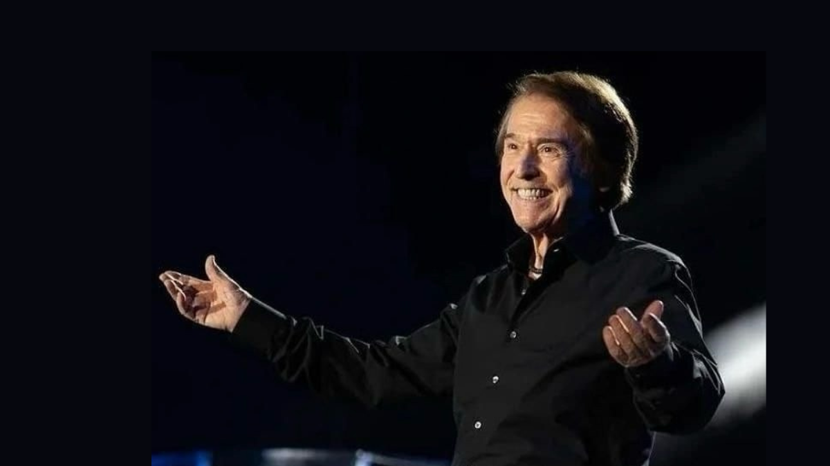 Raphael es conocido a nivel mundial por su rango vocal y su presencia escénica. Tiene más de 70 millones de álbumes vendidos en más de siete idiomas.