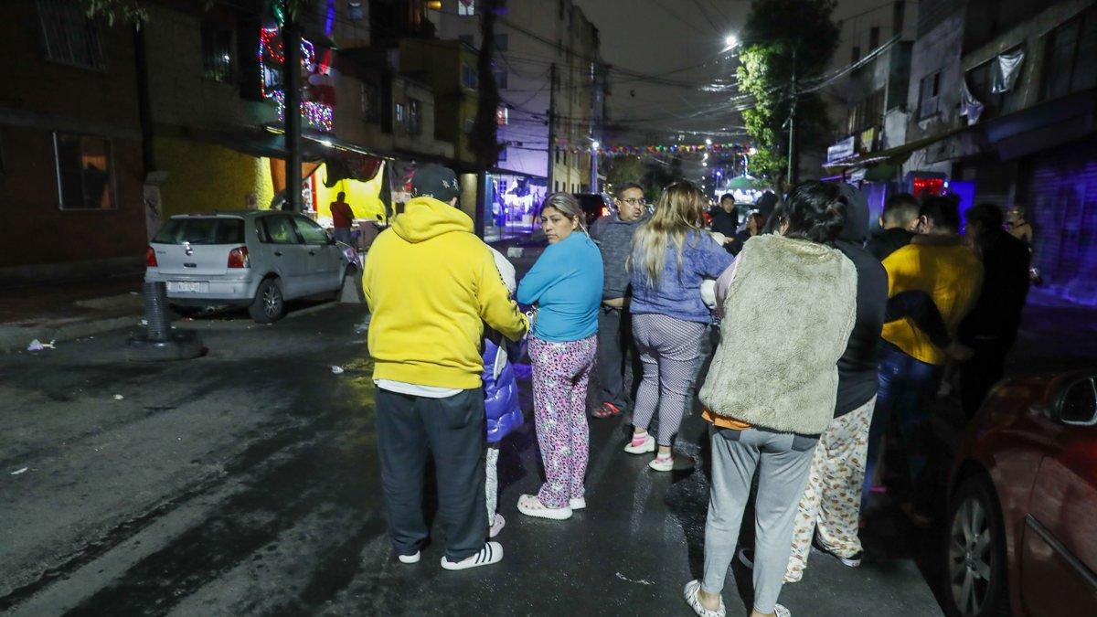 Personas desalojan sus viviendas al registrarse un sismo de 6,1 este domingo 12 de enero en la Ciudad de México (México).