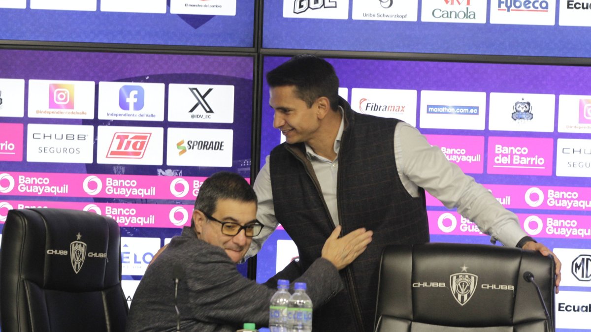 Luis Fernando Saritama fue felicitado por Santiago Morales, gerente de Independiente del Valle, tras el anuncio de su incorporación como gerente deportivo.