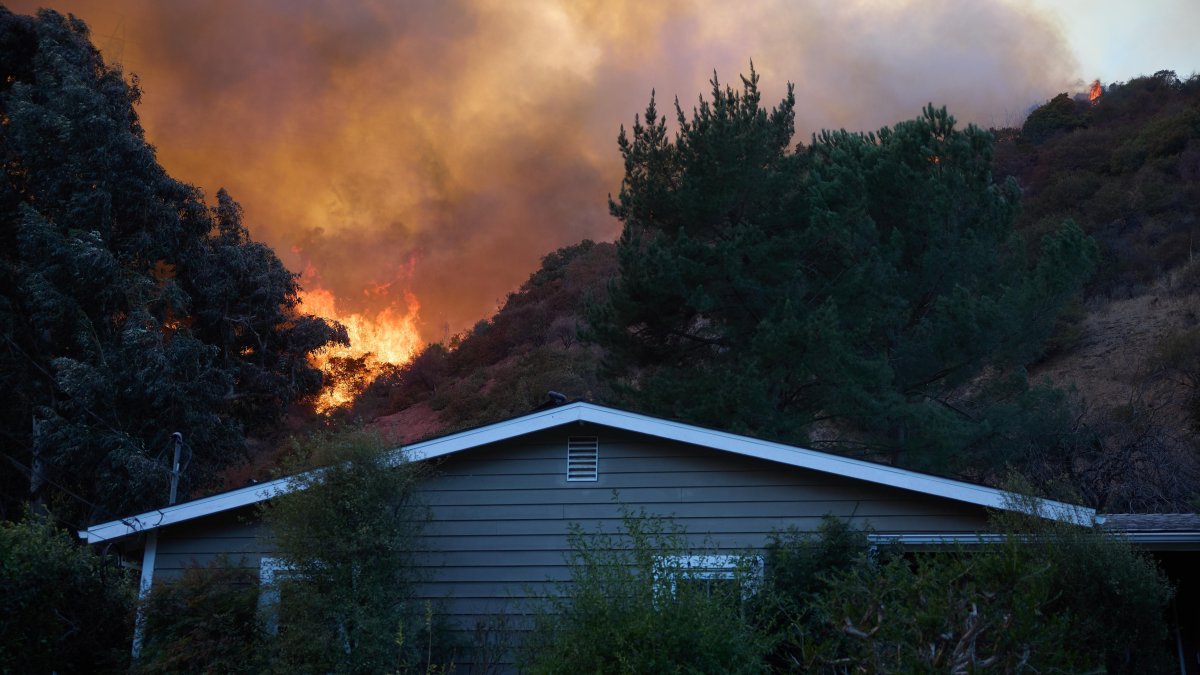 Suben las víctimas por el incendio en Los Ángeles.