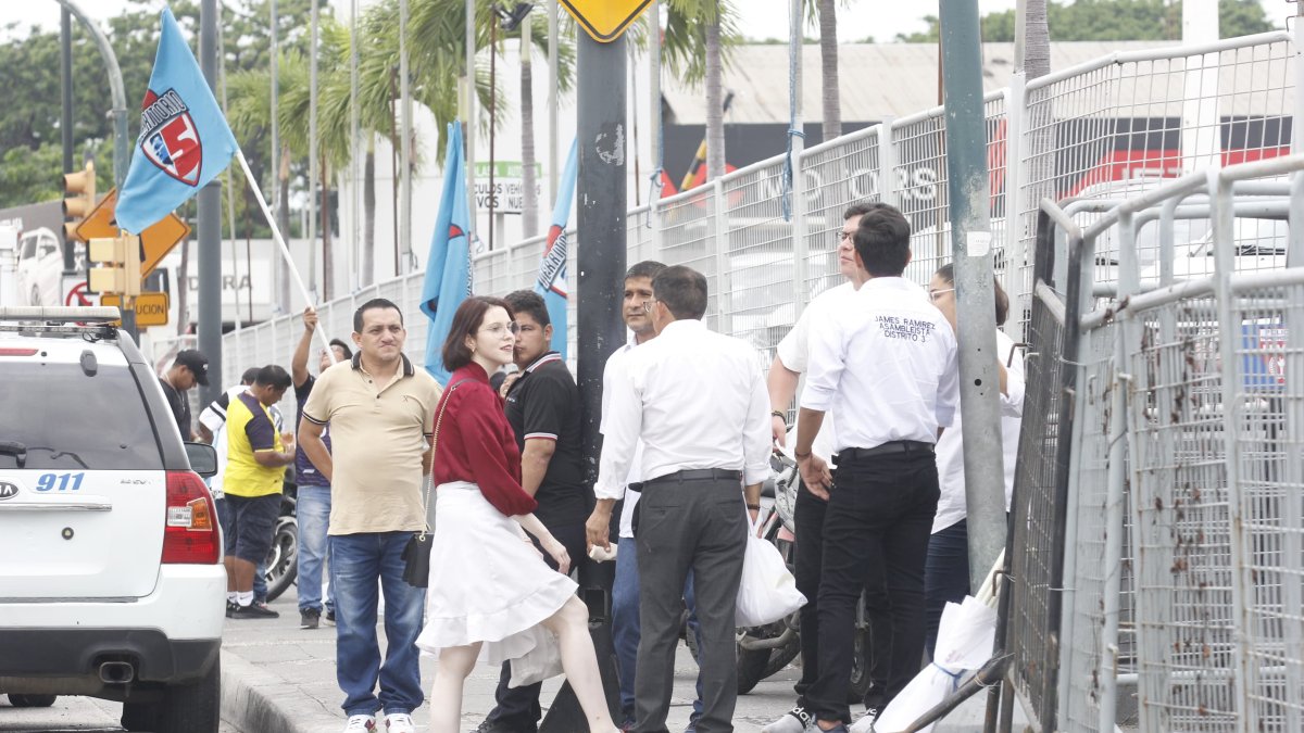 Un pequeño grupo de simpatizantes del correísmo y Democracia Sí esperan en los exteriores del Instituto Tecnológico Bolivariano.