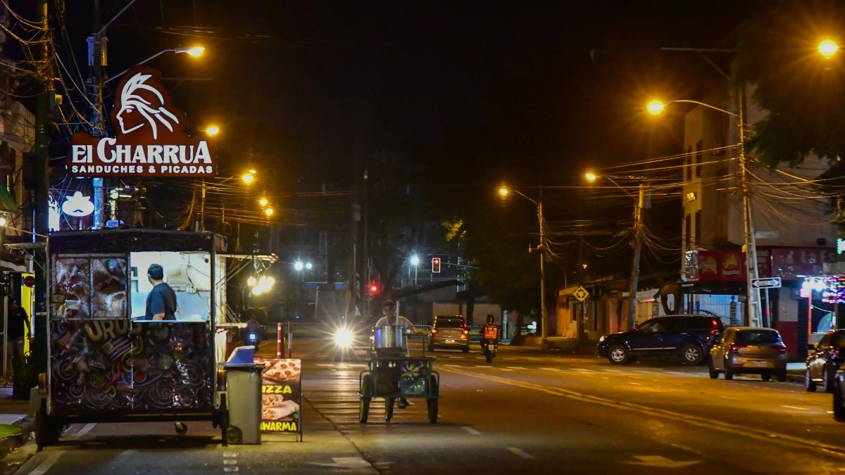 Ausencia. En las noches, la avenida Ernesto Albán luce vacía; no hay movimientos de personas a pesar de que los restaurantes y minimarkets están abiertos.