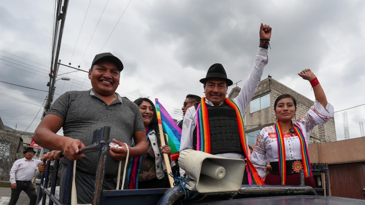 El candidato presidencial por el Movimiento de Unidad Plurinacional Pachakutic, Leónidas Iza (c) saluda este domingo, en Cutuglagua (Ecuador).