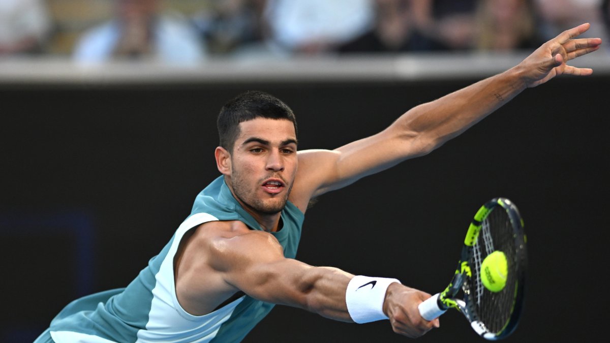 El español Carlos Alcaraz durante su partido de primera ronda contra el kazajo Alexander Shevchenko, durante el Abierto de Australia 2025, en Melbourne.