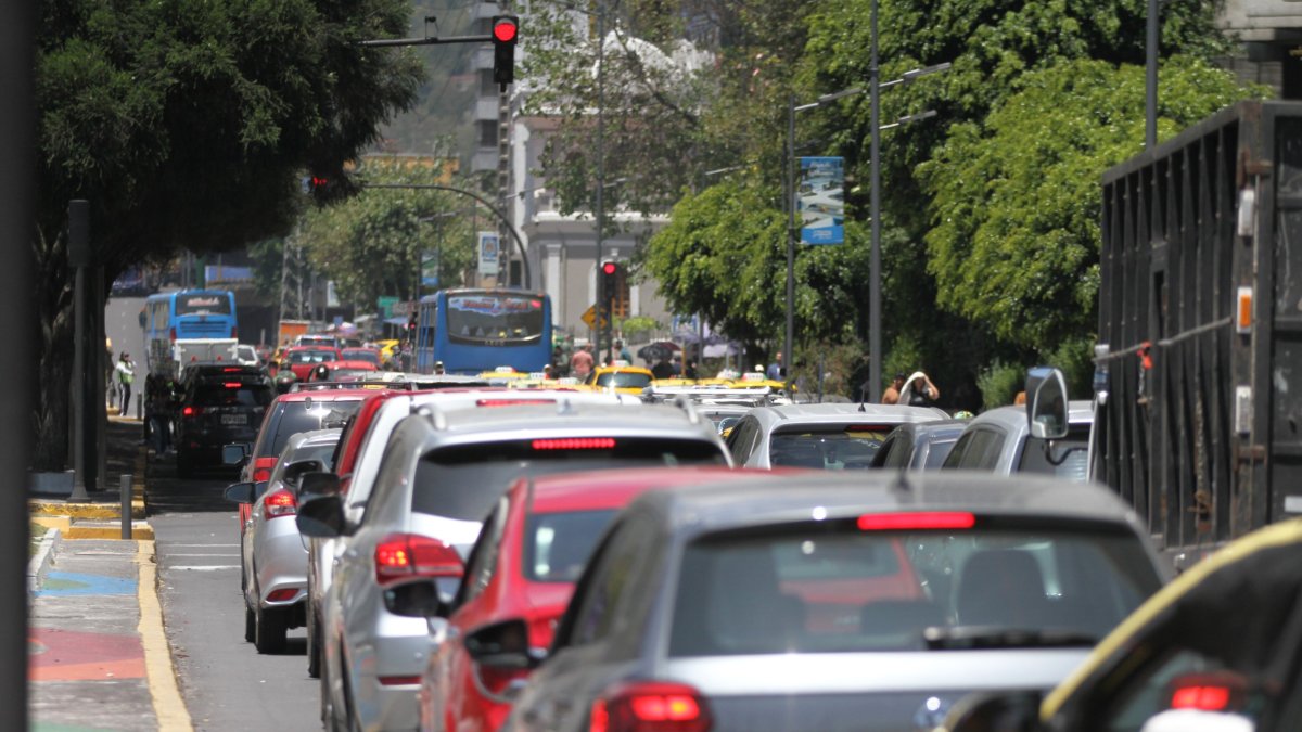 La medida de restricción vehicular se mantiene de lunes a viernes en la capital.