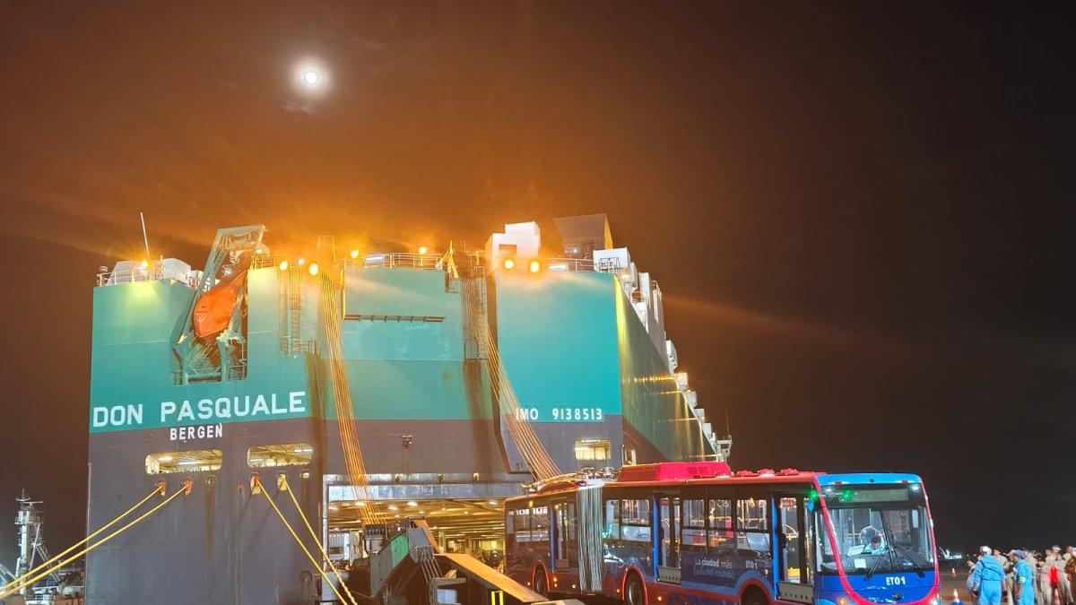 El primero de 60 trolebuses comprados por el Municipio de Quito llegó a Ecuador la noche del domingo 12 de enero de 2025.