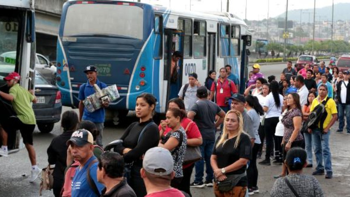Personas se aglomeran para tomar buses.