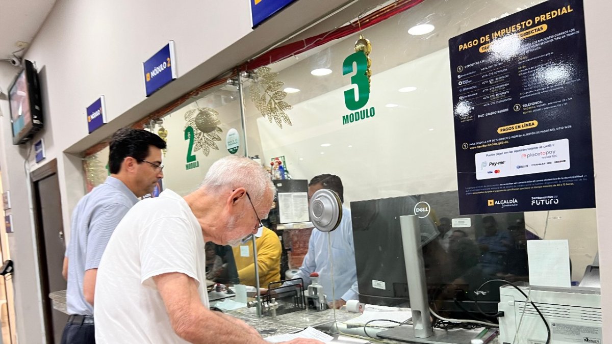 Adultos mayores también se acercan a ventanillas a pagar los impuestos prediales.