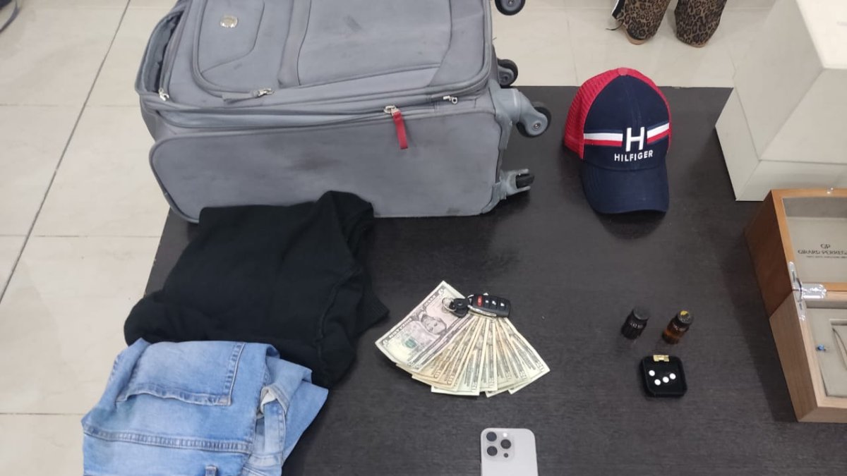 Entre las evidencias se encontró pastillas blancas, un líquido transparente, dinero en efectivo.