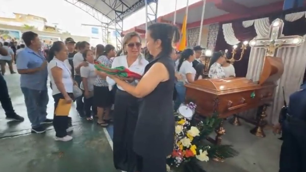 El funeral del alcalde de Arenillas, Eber Ponce, se realizó este 13 de enero. Luego el féretro fue trasladado para el sepelio.