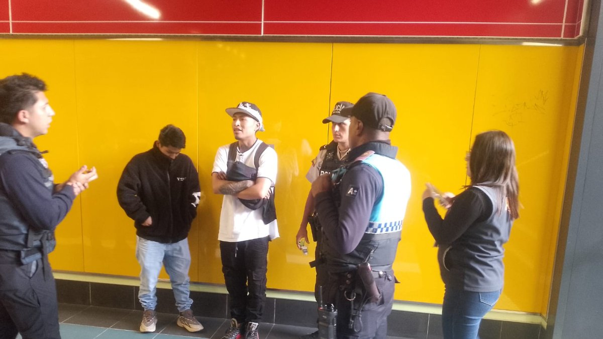 Dos personas fueron detenidas por vandalizar una de las paredes de la estación del Metro de Iñaquito