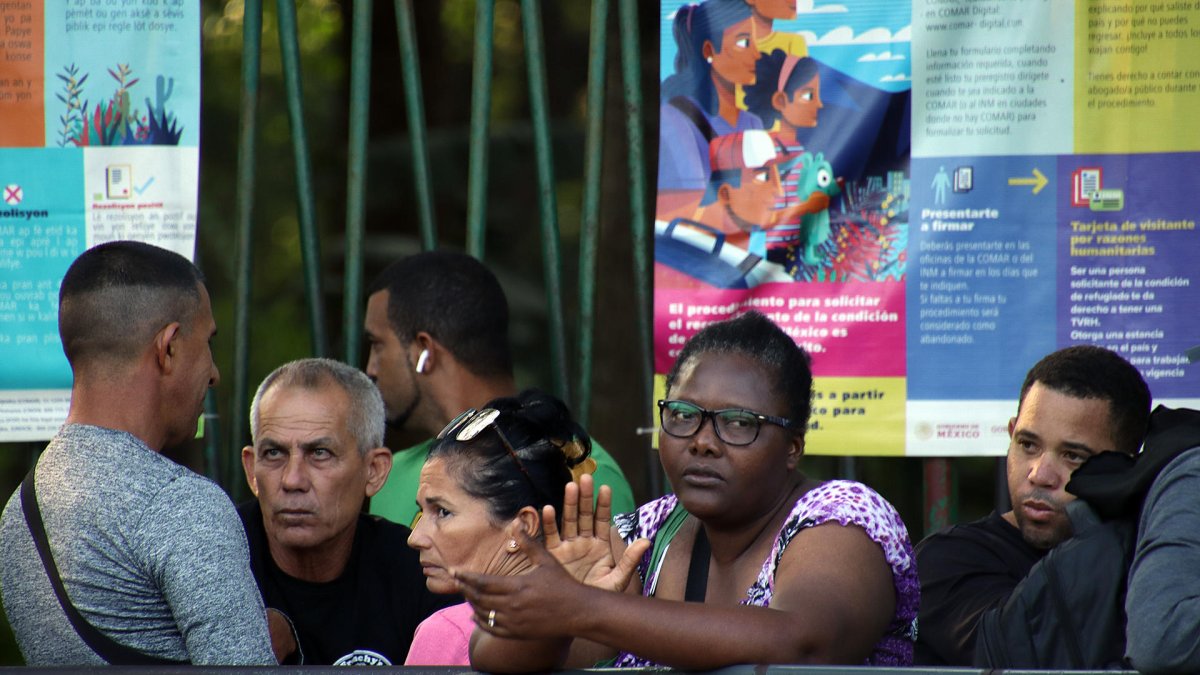 Personas hacen fila para realiza tramites migratorios este viernes, en Tapachula (México).