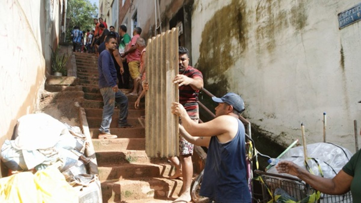 Los residentes recuperan sus pertenencias de un lugar donde se produjo un deslizamiento de tierra en el barrio de Bethania, Ipatinga, estado de Minas Gerais, Brasil, el 12 de enero de 2025.