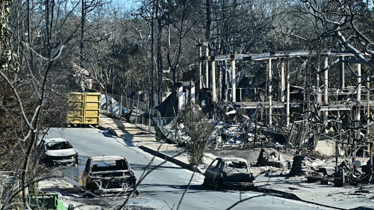 Aparecen automóviles destruidos por el incendio de Palisades en el vecindario de Pacific Palisades de Los Ángeles, California, el 12 de enero de 2025.