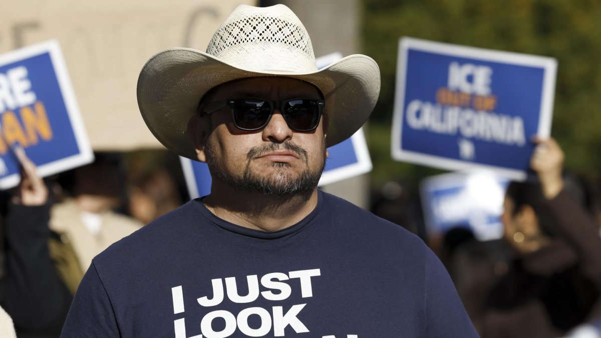 Un hombre con una camiseta en la que se lee 