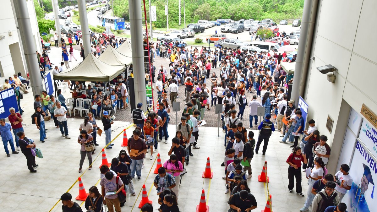 1. Filas. Cientos de personas se amontonan para ingresar.