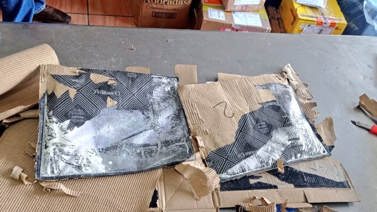 La policía impidió el envío de 281 gramos de cocaína a España.