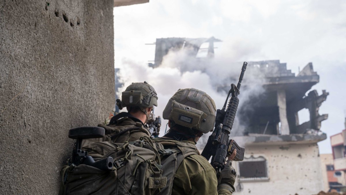 Vista de tropas israelíes durante sus operaciones en la zona de Beit Hanoun en la Franja de Gaza el 12 de enero de 2025.