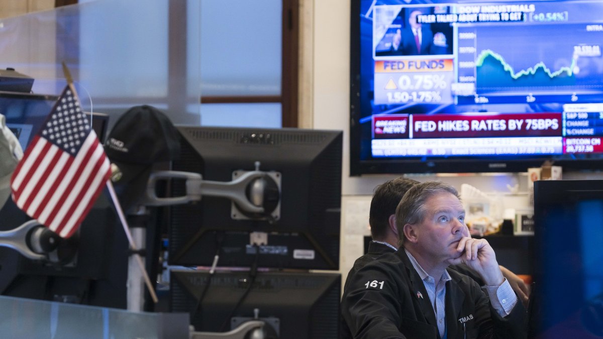 Inversión. Una foto de archivo de un corredor en la bolsa de New York.