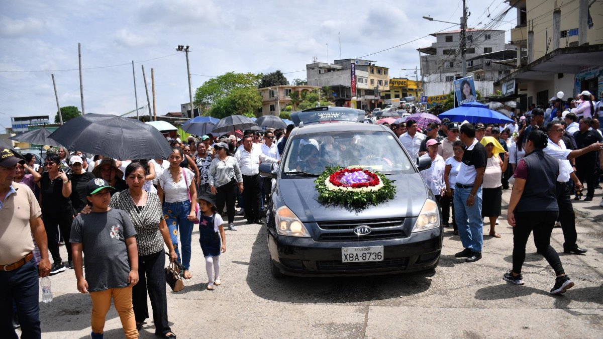 Despedida. Familiares y ciudadanía en general participaron en una caravana fúnebre en honor a Eber Ponce.