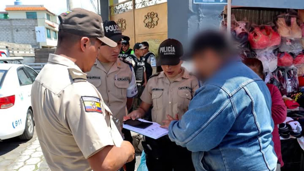 Durante el control a las personas extranjeras en el cantón Salcedo.