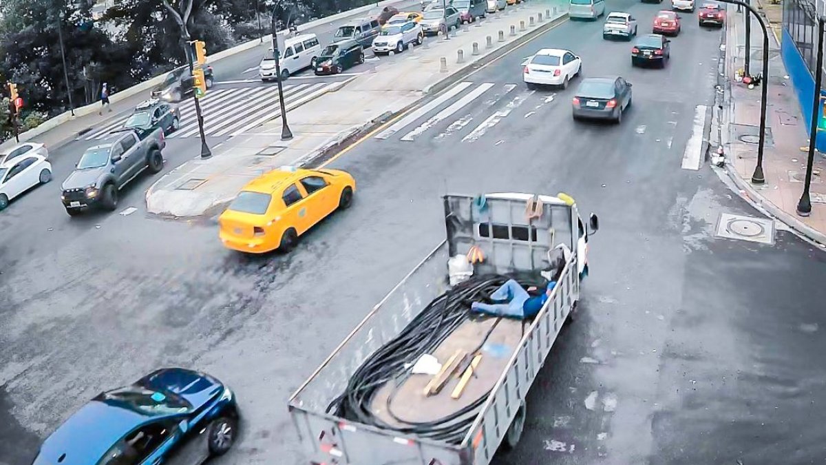 Un vehículo fue detenido con dos sospechosos en su interior