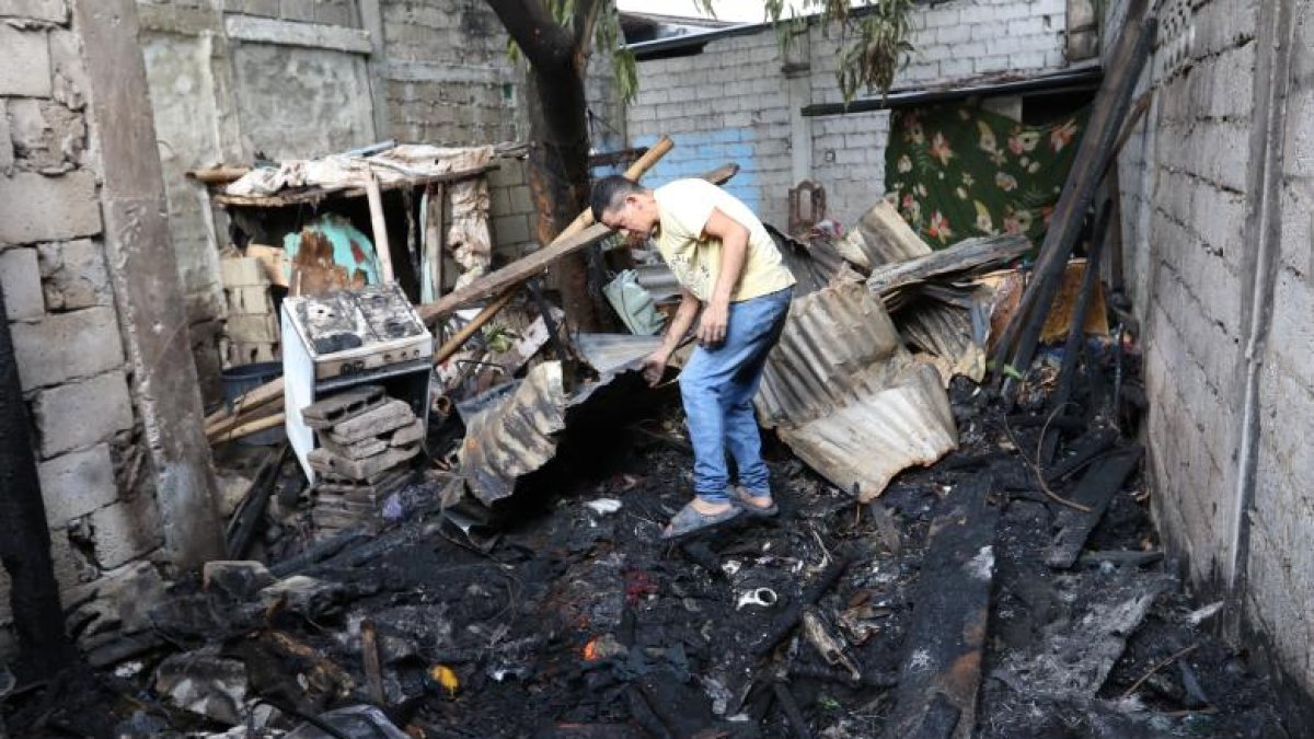 En Guayaquil, un incendio originado por un cortocircuito arrasó con todo lo que había en el hogar.