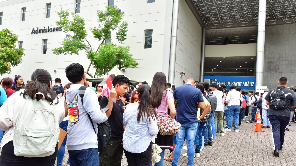 En los exteriores de la universidad se logra ver largas filas de aspirantes