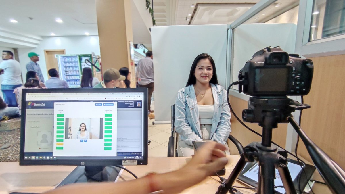 Un ciudadana se toma la fotografía en el proceso de cedulación.