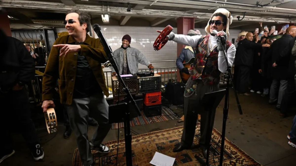 Bad Bunny y Jimmy Fallon en una estación de metro en Nueva York el 13 de enero de 2025.