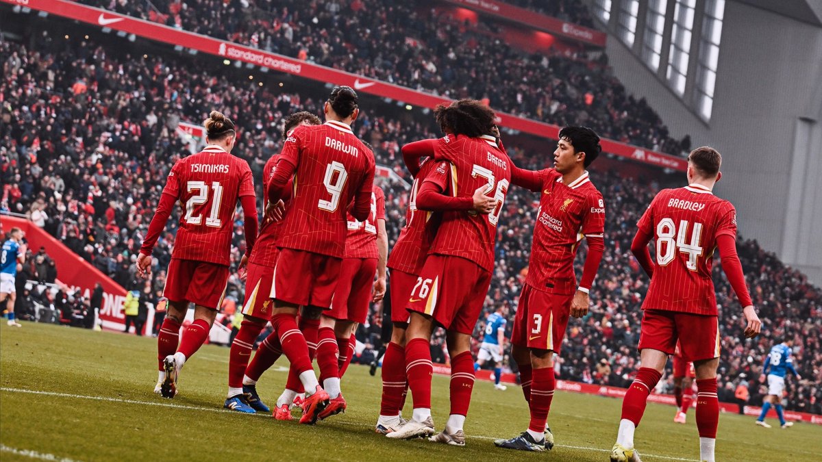 Liverpool lidera la Premier League a falta del partido ante Everton que fue aplazado