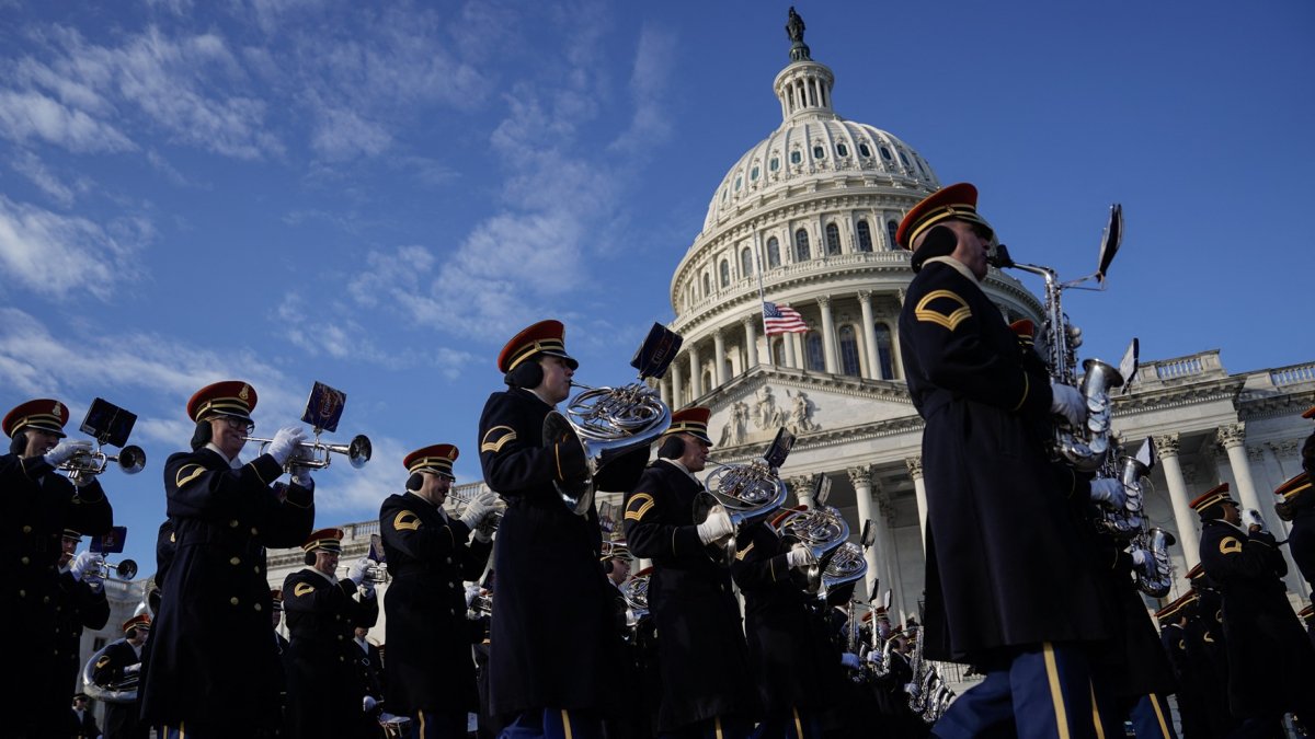 Una banda militar actúa durante un ensayo general en el Capitolio antes de la toma de posesión del presidente electo Donald Trump, en Washington, DC, el 12 de enero de 2025.