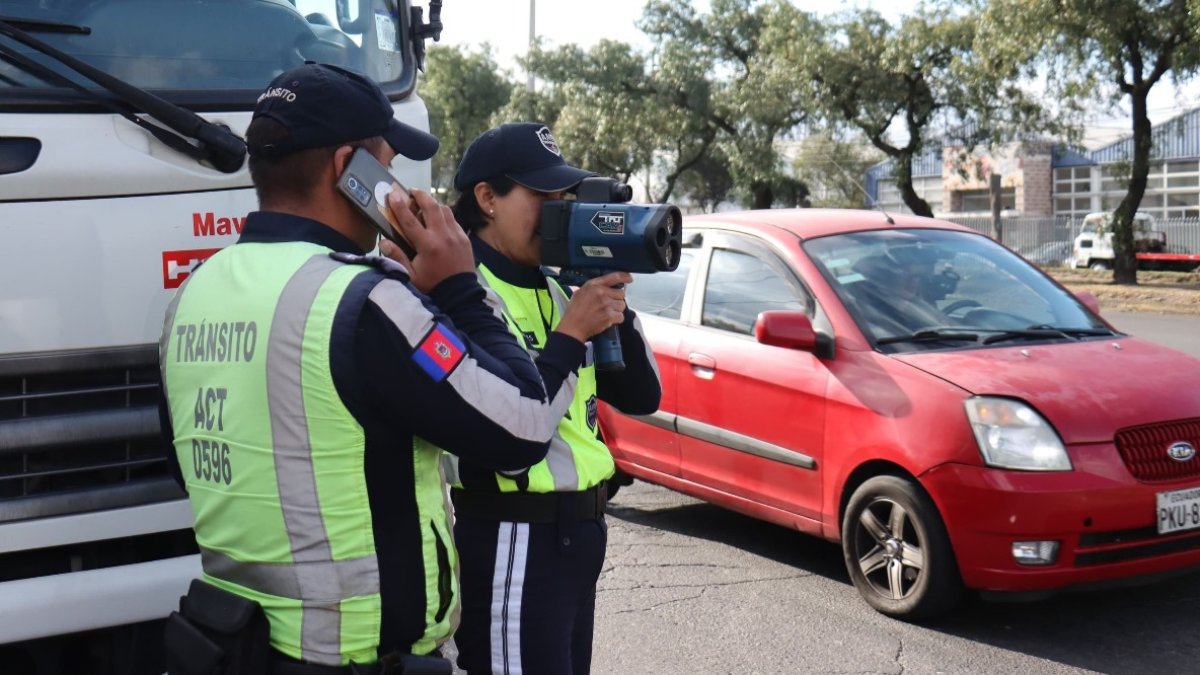 Los agentes de tránsito utilizan cinemómetros en los controles de velocidad.