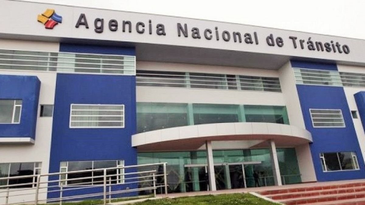 La ANT se encarga de planificar, regular y controlar el transporte terrestre, el tránsito y la seguridad vial.