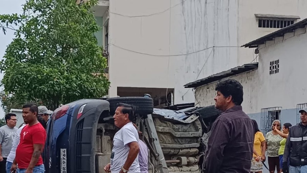 Un vehículo quedó volcado.