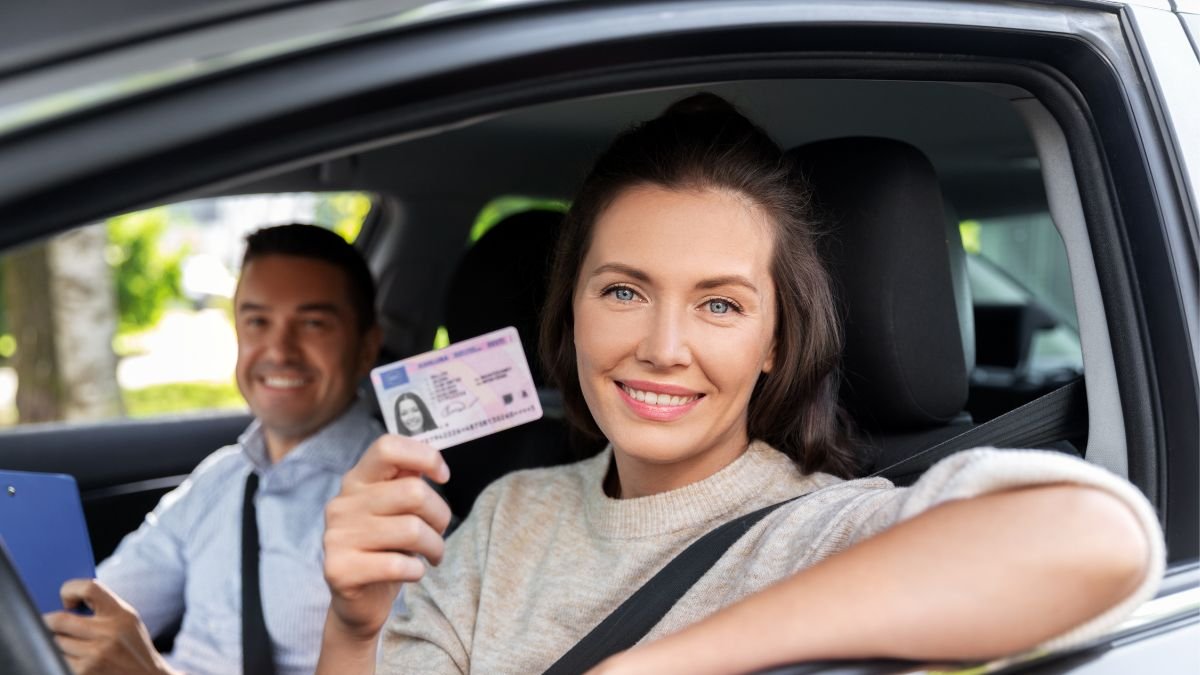 La licencia de conducir en Ecuador se puede obtener por primera vez a partir de los 18 años de edad.