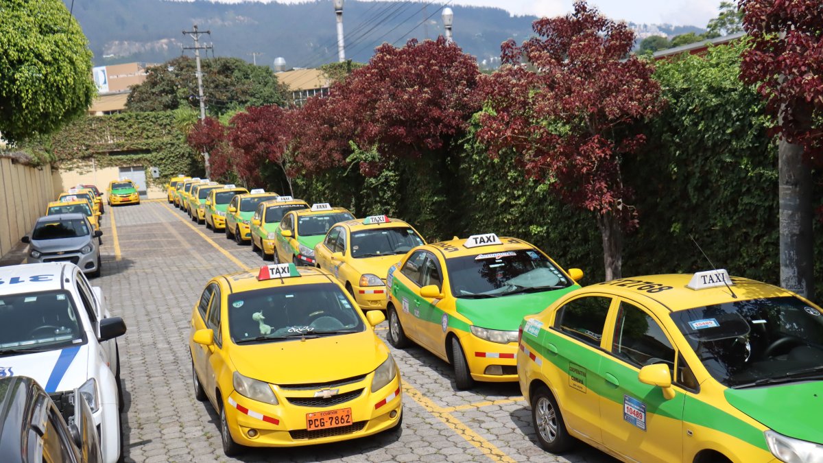 Distintivo. El taxi rural amarillo con verde no podía recoger pasajeros dentro del área urbana de Quito.