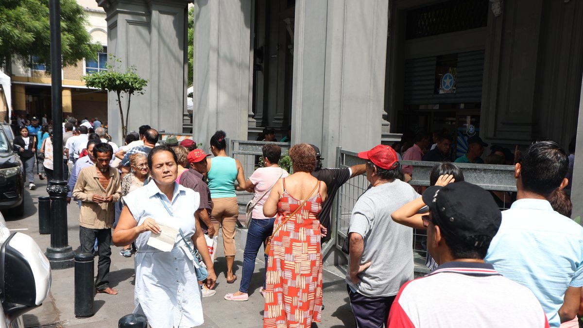 Escena. Desde Malecón, Diez de Agosto y Clemente Ballén se forman las hileras de ciudadanos que van hacia las ventanillas de recaudación del Palacio Municipal.