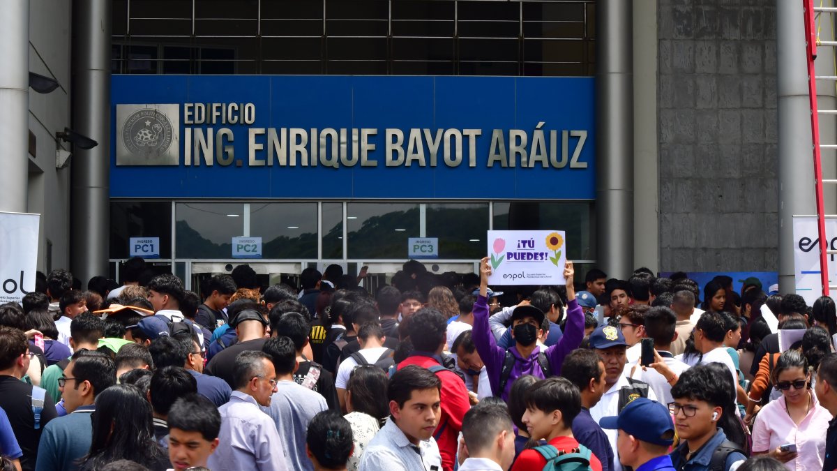 Cientos de personas realizaron filas previo a dar el examen en la Espol