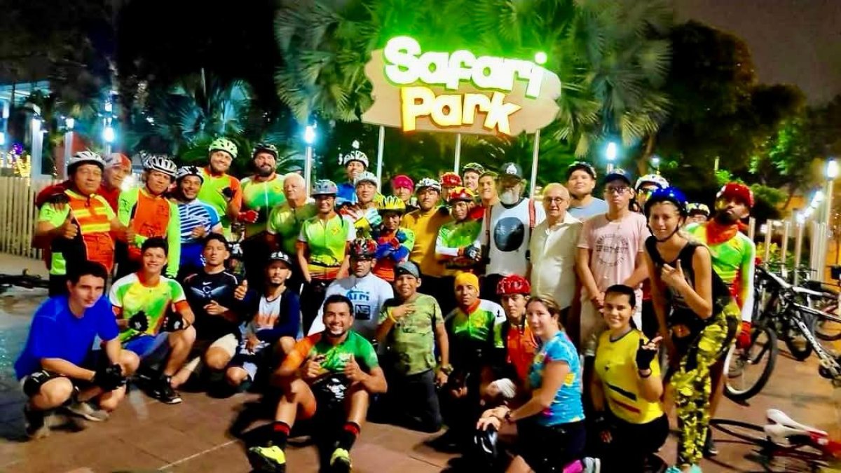 Parte de los integrantes de Ciclistas de la Calle celebrando por adelantado sus 13 años de existencia.