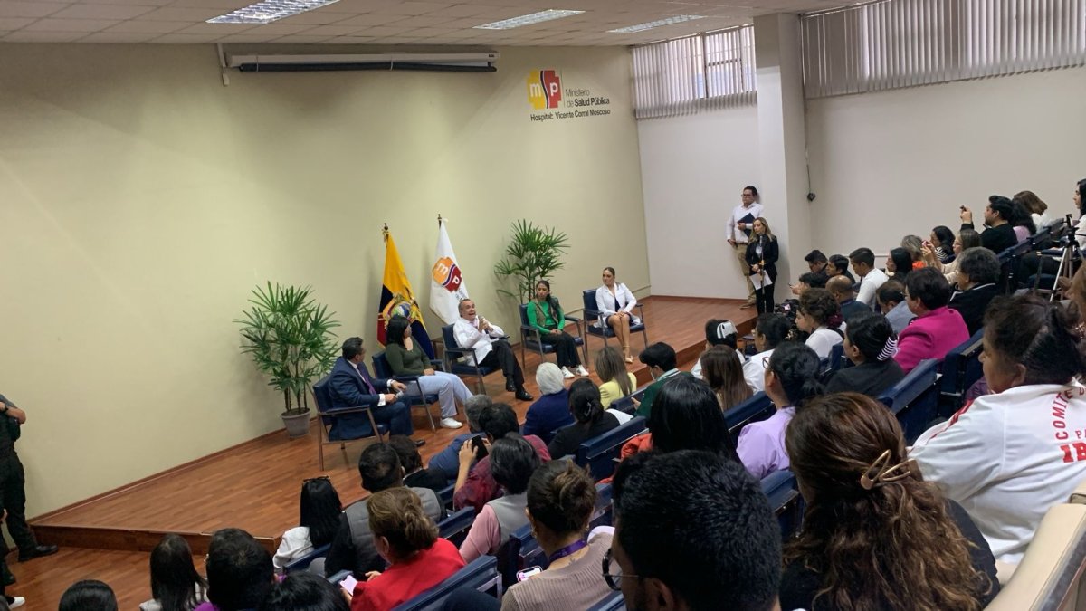 Los funcionarios, médicos y trabajadores del Hospital Vicente Corral Moscoso, en Cuenca, esperaban la llegada del presidente Daniel Noboa.