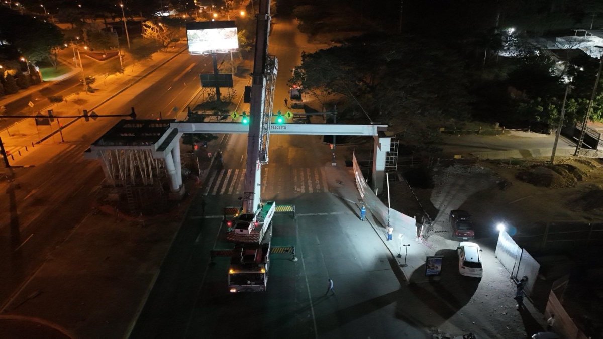 En el kilómetro 14.2 de vía a la costa se realizan trabajos en uno de los pasos peatonales del sector.