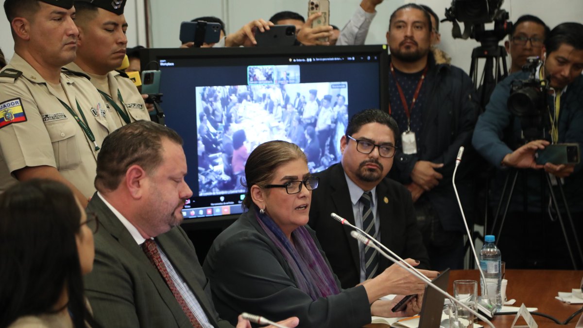 Mónica Palencia, ministra del Interior, junto con Lyonel Calderón (derecha) y acompañada del exvocal de la Judicatura, Fernando Yávar (izq), actual comisionado para renovar la Corte Constitucional.